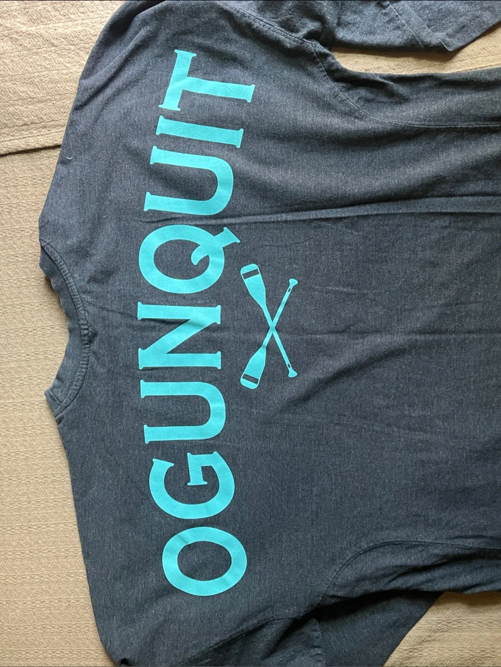 Ogúnquit Maine Men's Long-Sleeve shirt - Charcoal Heather with Teal Print